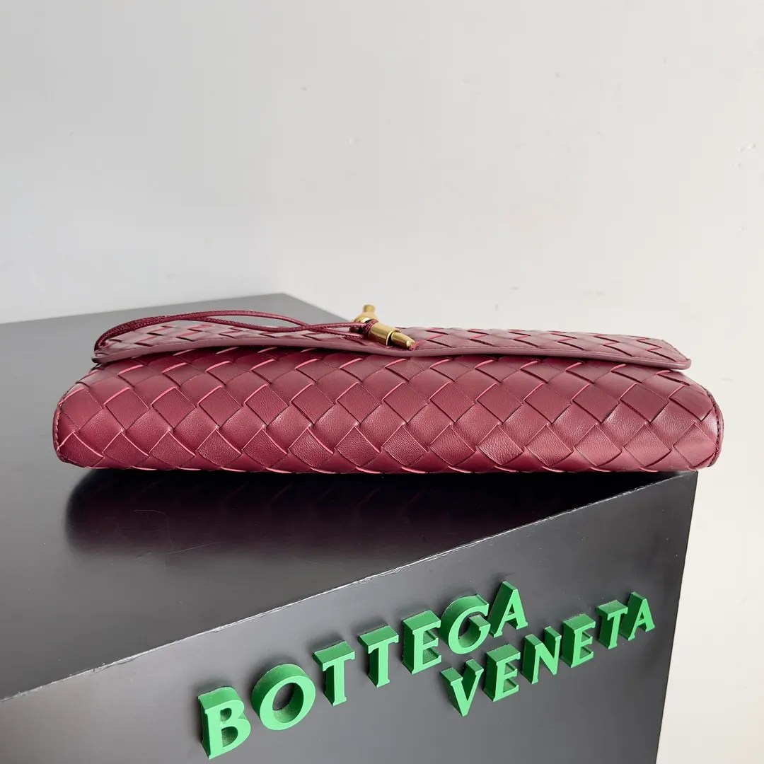 The batch of 1360 BV Andiamo evening handbags has been heavily planted again~ The designer aesthetics in the era of economic downturn are back. I fall in love with it at first sight and can't put it down. It's so beautiful and full of aura. The shape and texture are very competitive. It's light in weight and has sufficient capacity. It's a must-have for fashionistas. It's suitable for many occasions, minimalist, high-end and light luxury. Model No.: 741511 Size: 31*13*3cm